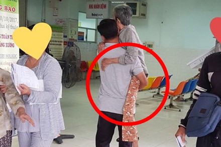 Bức ảnh người đàn ông bế mẹ già trong bệnh viện gây xúc động mạnh