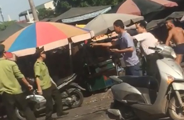 Clip bảo vệ chợ Vinh đánh người có bệnh thần kinh như điên dại-3