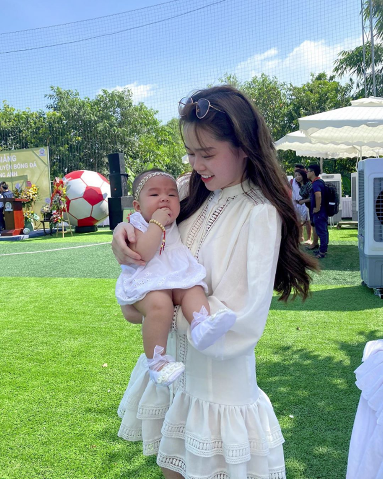 Huỳnh Anh lại xuất hiện vô cùng tươi tắn ở quê nhà Quang Hải, diện váy trắng cùng tông với cháu gái chàng cầu thủ-2