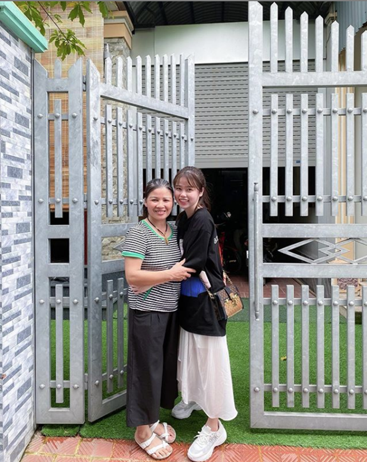 Huỳnh Anh lại xuất hiện vô cùng tươi tắn ở quê nhà Quang Hải, diện váy trắng cùng tông với cháu gái chàng cầu thủ-3