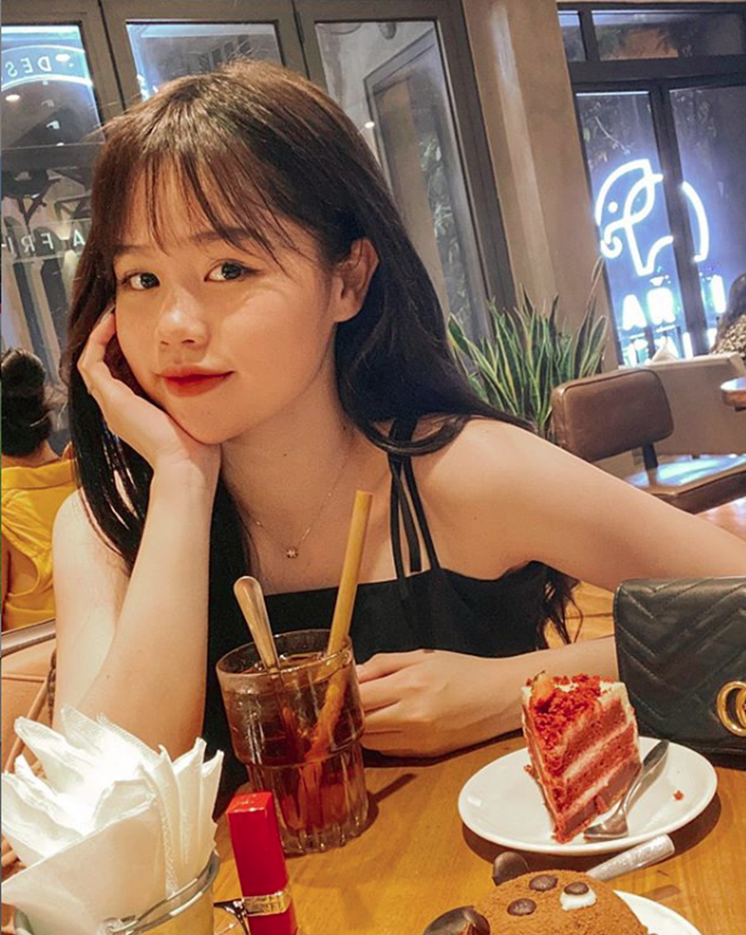 Huỳnh Anh lại xuất hiện vô cùng tươi tắn ở quê nhà Quang Hải, diện váy trắng cùng tông với cháu gái chàng cầu thủ-4