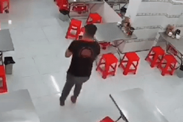 Xe máy lao vào trong quán ăn hất tung bàn ghế