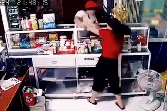 CLIP: Bịt kín vào mua thuốc, thanh niên giật phăng dây chuyền của chủ tiệm, nạn nhân phản ứng bất ngờ