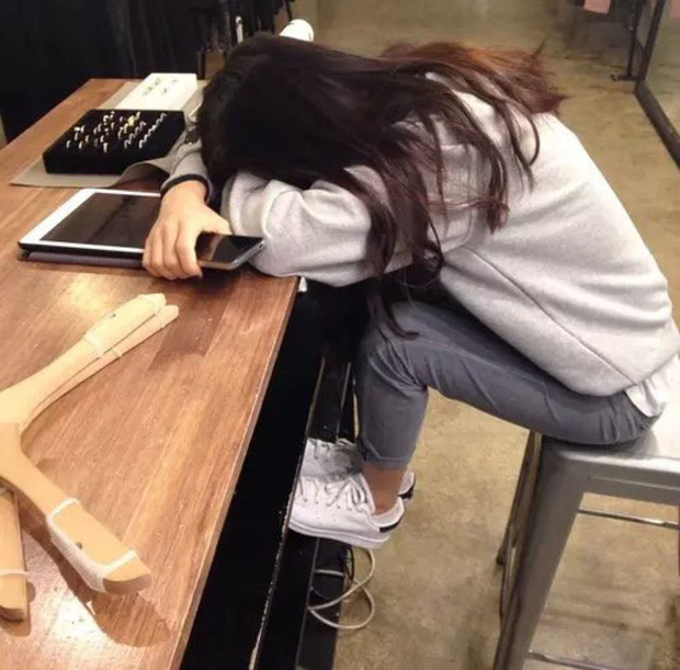 Suốt 1 học kì, mình và bạn thân bị ném khăn lau bảng, bị đổ nước vào giày nhưng tụi mình đã im lặng-2