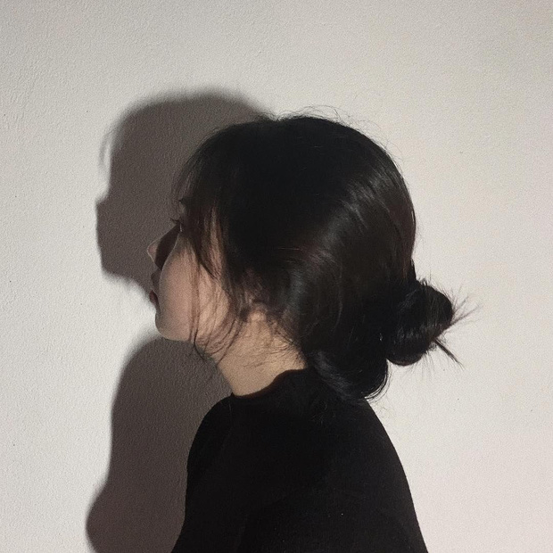 Suốt 1 học kì, mình và bạn thân bị ném khăn lau bảng, bị đổ nước vào giày nhưng tụi mình đã im lặng-1