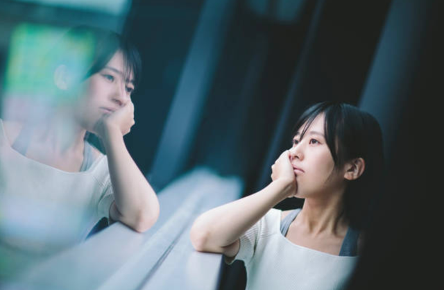 Thấy tấm ảnh cũ kỹ trong ví chồng, tôi ghen tuông mang ra xé vụn, đến khi biết thân thế của cô gái đó, tôi hối hận khôn nguôi-1