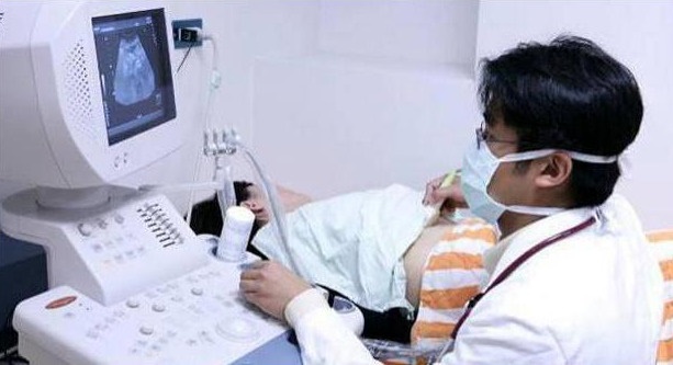 Sinh con đã 4 tháng nhưng vẫn cảm giác có gì động đậy trong bụng, bà mẹ đi khám thì hoảng hốt khi nghe kết quả-1