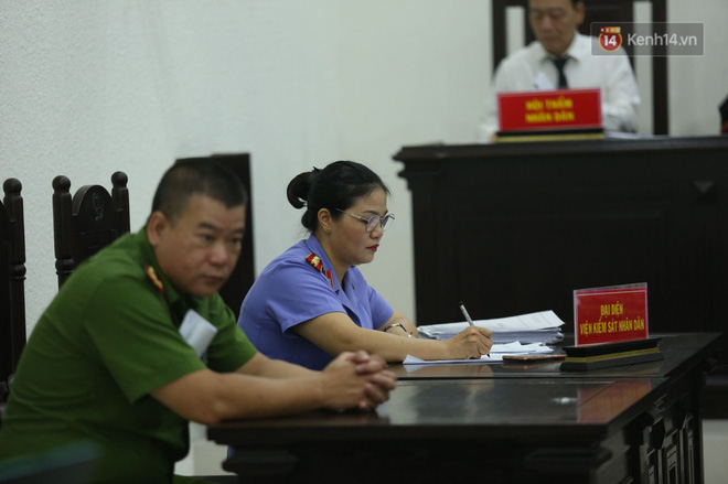 Xét xử vụ án nam sinh chạy Grab bị sát hại, cướp tài sản ở Hà Nội: Mẹ khóc nghẹn ôm di ảnh con đến toà-4