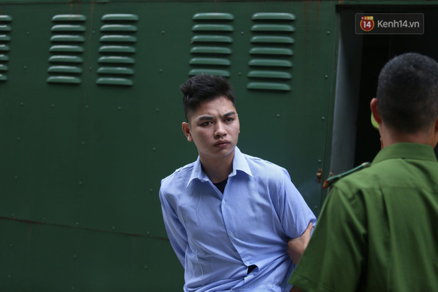 Xét xử vụ án nam sinh chạy Grab bị sát hại, cướp tài sản ở Hà Nội: Mẹ khóc nghẹn ôm di ảnh con đến toà-7