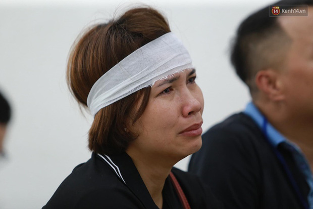 Xét xử vụ án nam sinh chạy Grab bị sát hại, cướp tài sản ở Hà Nội: Mẹ khóc nghẹn ôm di ảnh con đến toà-1