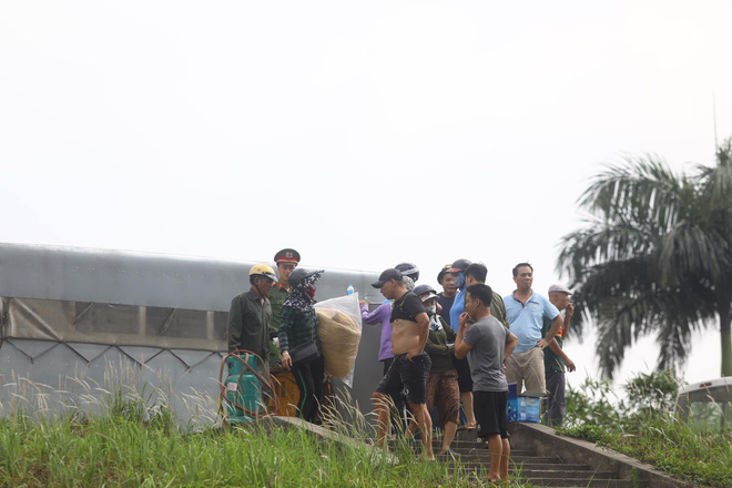 Cháy dữ dội tại kho hóa chất ở Long Biên, Cháy dữ dội tại kho hóa chất ở Long Biên, thùng phuy phát nổ bay cao hàng chục mét-15