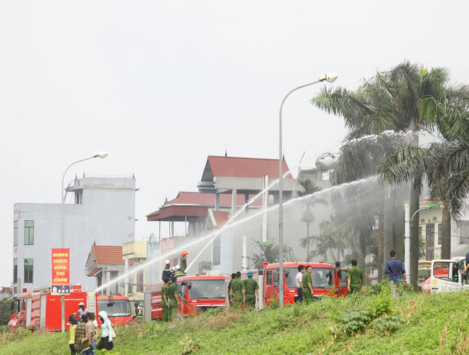 Cháy dữ dội tại kho hóa chất ở Long Biên, Cháy dữ dội tại kho hóa chất ở Long Biên, thùng phuy phát nổ bay cao hàng chục mét-18