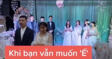 Tình huống tréo ngoe xảy ra ngay trong lễ cưới khiến cô dâu chú rể ngơ ngác còn hội bạn bè thì ngao ngán quay đi-1