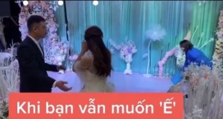Tình huống tréo ngoe xảy ra ngay trong lễ cưới khiến cô dâu chú rể ngơ ngác còn hội bạn bè thì ngao ngán quay đi-4