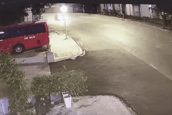 Clip: Xe Camry vượt ẩu, đâm rụng bánh Mazda, ủn Fortuner lao xuống mương-4