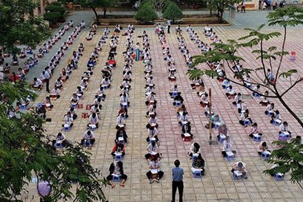 Choáng trước cảnh hàng trăm học sinh một trường cấp 3 ở TP.HCM ngồi bệt dưới đất làm bài kiểm tra
