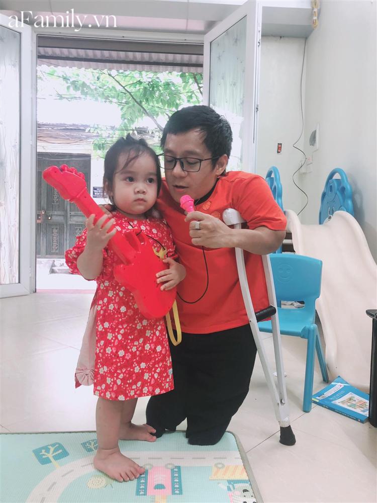 Dân mạng rụng tim vì clip bé gái 2,5 tuổi hát Bài ca không quên cực đỉnh, thần thái phiêu nhạc chẳng kém ca sĩ thực thụ-1