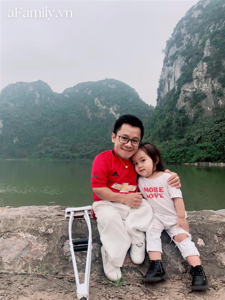 Dân mạng rụng tim vì clip bé gái 2,5 tuổi hát Bài ca không quên cực đỉnh, thần thái phiêu nhạc chẳng kém ca sĩ thực thụ-2