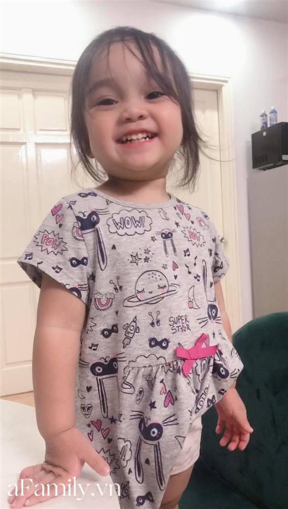 Dân mạng rụng tim vì clip bé gái 2,5 tuổi hát Bài ca không quên cực đỉnh, thần thái phiêu nhạc chẳng kém ca sĩ thực thụ-7