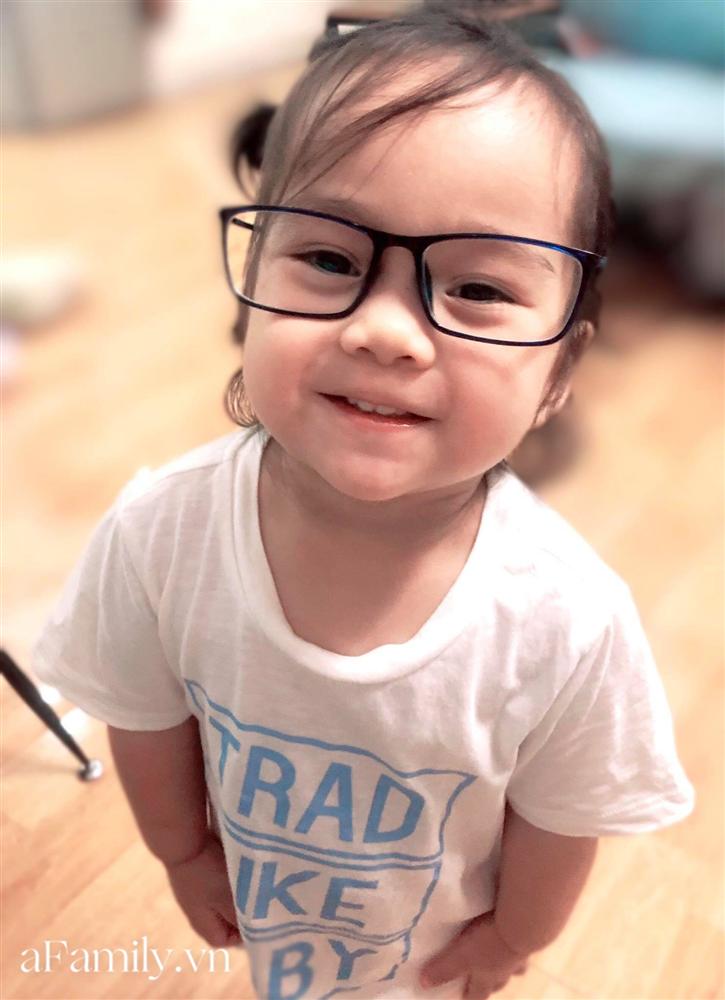 Dân mạng rụng tim vì clip bé gái 2,5 tuổi hát Bài ca không quên cực đỉnh, thần thái phiêu nhạc chẳng kém ca sĩ thực thụ-8