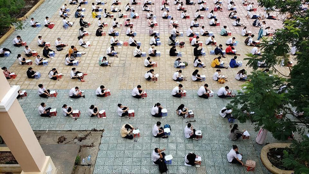 Choáng trước cảnh hàng trăm học sinh một trường cấp 3 ở TP.HCM ngồi bệt dưới đất làm bài kiểm tra-1