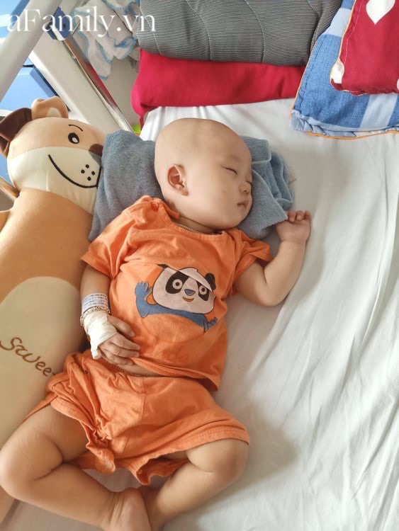 Xót xa bé trai 14 tháng tuổi liền lúc mắc 2 bệnh ung thư, nhìn con cười mà bố mẹ không cầm được nước mắt-4