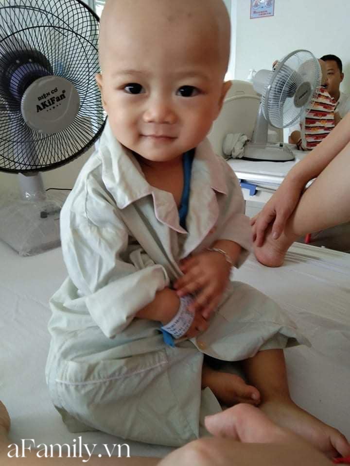 Xót xa bé trai 14 tháng tuổi liền lúc mắc 2 bệnh ung thư, nhìn con cười mà bố mẹ không cầm được nước mắt-6