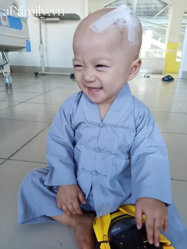 Xót xa bé trai 14 tháng tuổi liền lúc mắc 2 bệnh ung thư, nhìn con cười mà bố mẹ không cầm được nước mắt-7