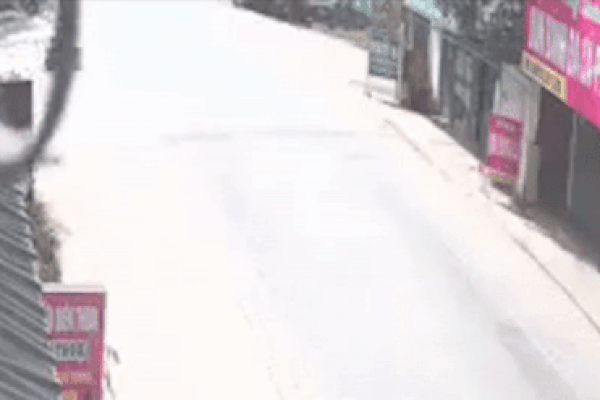 Bé trai 2 tuổi bị 2 xe lớn lần lượt cán qua người, hình ảnh bố đau đớn gào khóc tại hiện trường khiến mọi người không cầm lòng được-4