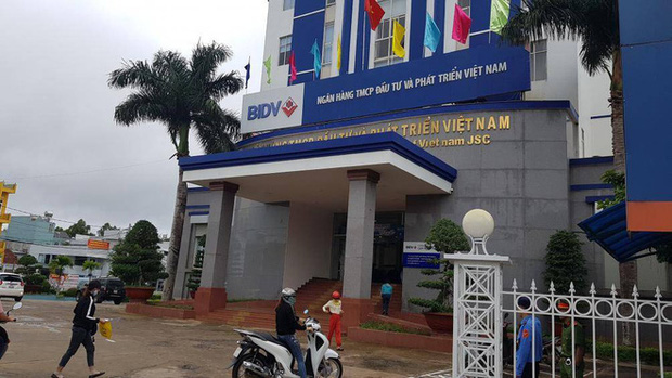 Vụ nữ nhân viên ngân hàng vỡ nợ 200 tỷ đồng ở Gia Lai: Từng gọi điện cho nhiều hàng xóm, đại lí để mượn tiền vì đáo hạn ngân hàng-2