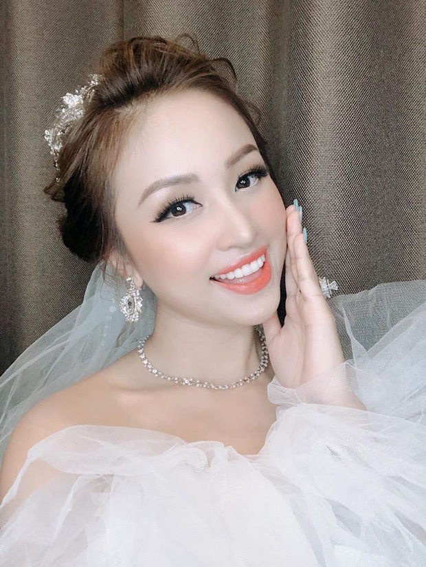 Rộ nghi vấn MC Vân Hugo đang mang thai với chồng sắp cưới, soi vòng 2 dạo gần đây là rõ-5