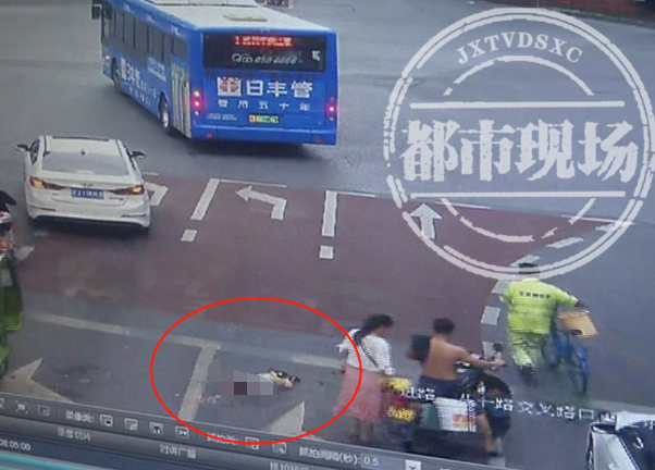 Bé trai 2 tuổi bị 2 xe lớn lần lượt cán qua người, hình ảnh bố đau đớn gào khóc tại hiện trường khiến mọi người không cầm lòng được-1