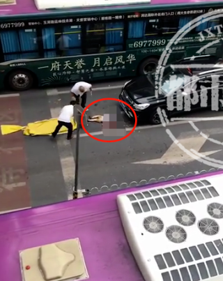 Bé trai 2 tuổi bị 2 xe lớn lần lượt cán qua người, hình ảnh bố đau đớn gào khóc tại hiện trường khiến mọi người không cầm lòng được-2