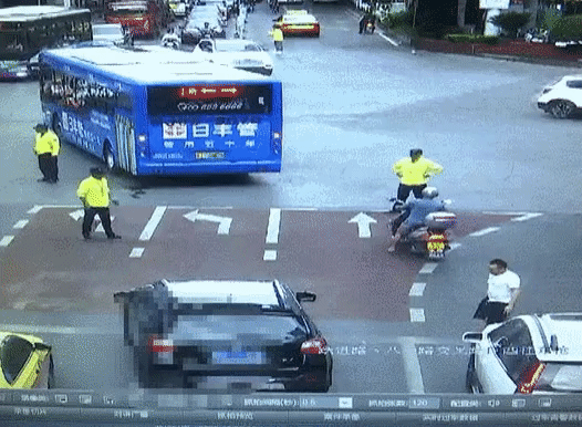 Bé trai 2 tuổi bị 2 xe lớn lần lượt cán qua người, hình ảnh bố đau đớn gào khóc tại hiện trường khiến mọi người không cầm lòng được-3