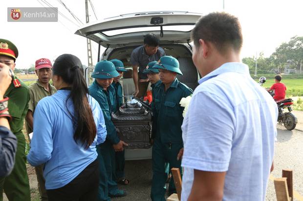 Đám tang lặng lẽ của bé sơ sinh bị mẹ bỏ rơi dưới hố gas, không có người thân bên cạnh: Con mạnh mẽ lắm rồi, yên nghỉ nhé”-2