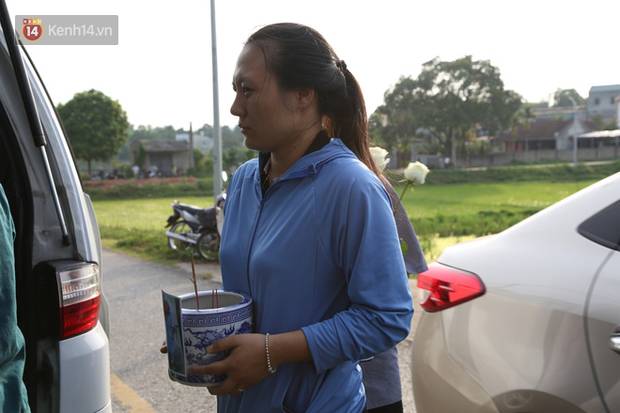 Đám tang lặng lẽ của bé sơ sinh bị mẹ bỏ rơi dưới hố gas, không có người thân bên cạnh: Con mạnh mẽ lắm rồi, yên nghỉ nhé”-3