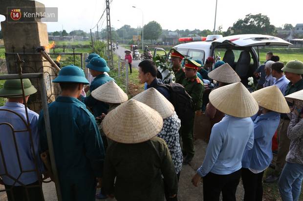 Đám tang lặng lẽ của bé sơ sinh bị mẹ bỏ rơi dưới hố gas, không có người thân bên cạnh: Con mạnh mẽ lắm rồi, yên nghỉ nhé”-4