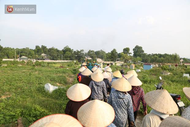 Đám tang lặng lẽ của bé sơ sinh bị mẹ bỏ rơi dưới hố gas, không có người thân bên cạnh: Con mạnh mẽ lắm rồi, yên nghỉ nhé”-6