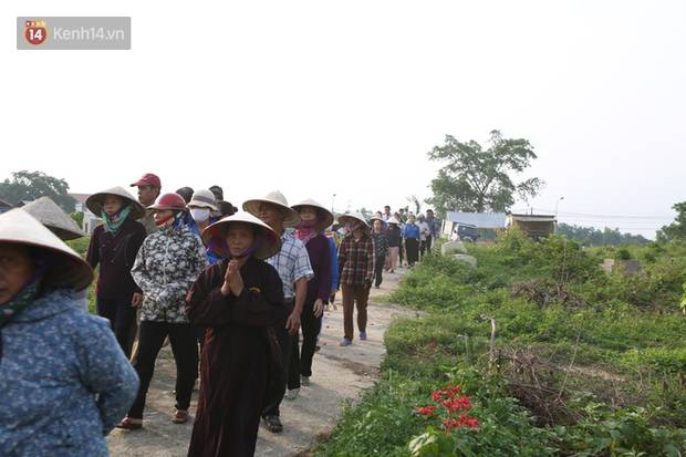 Đám tang lặng lẽ của bé sơ sinh bị mẹ bỏ rơi dưới hố gas, không có người thân bên cạnh: Con mạnh mẽ lắm rồi, yên nghỉ nhé”-7