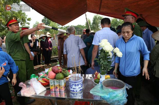 Đám tang lặng lẽ của bé sơ sinh bị mẹ bỏ rơi dưới hố gas, không có người thân bên cạnh: Con mạnh mẽ lắm rồi, yên nghỉ nhé”-10