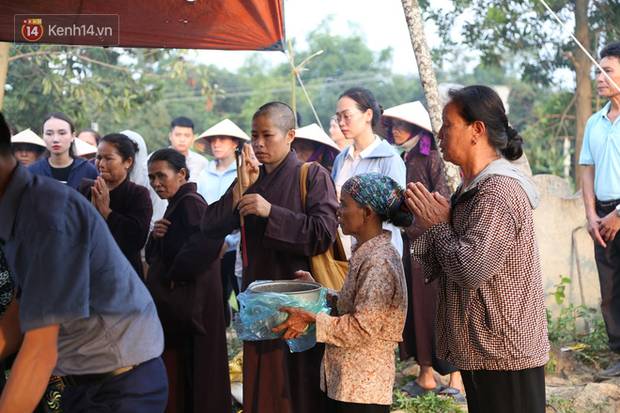 Đám tang lặng lẽ của bé sơ sinh bị mẹ bỏ rơi dưới hố gas, không có người thân bên cạnh: Con mạnh mẽ lắm rồi, yên nghỉ nhé”-11