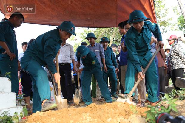 Đám tang lặng lẽ của bé sơ sinh bị mẹ bỏ rơi dưới hố gas, không có người thân bên cạnh: Con mạnh mẽ lắm rồi, yên nghỉ nhé”-12