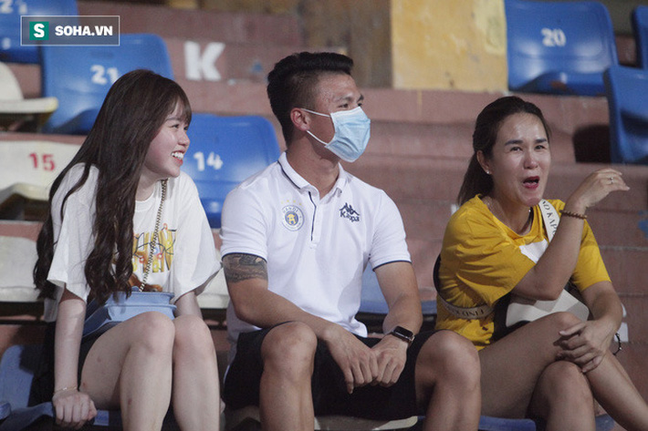 Quang Hải đưa điện thoại cho bạn gái xem, Huỳnh Anh liên tục cười rạng rỡ-3