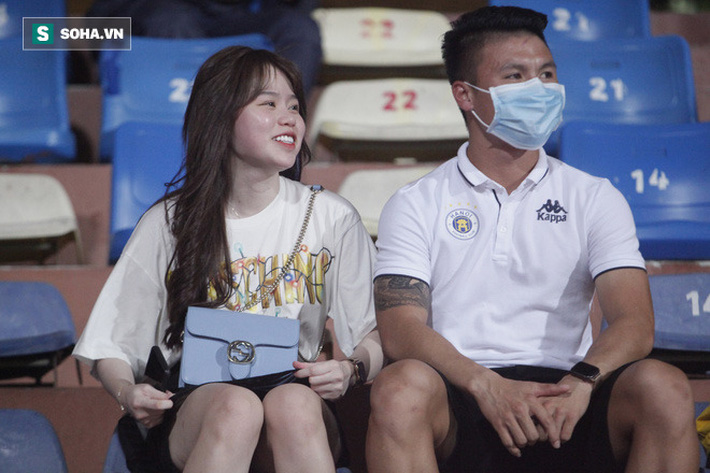 Quang Hải đưa điện thoại cho bạn gái xem, Huỳnh Anh liên tục cười rạng rỡ-7