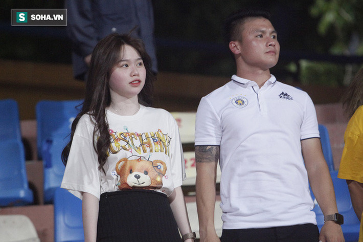 Quang Hải đưa điện thoại cho bạn gái xem, Huỳnh Anh liên tục cười rạng rỡ-9