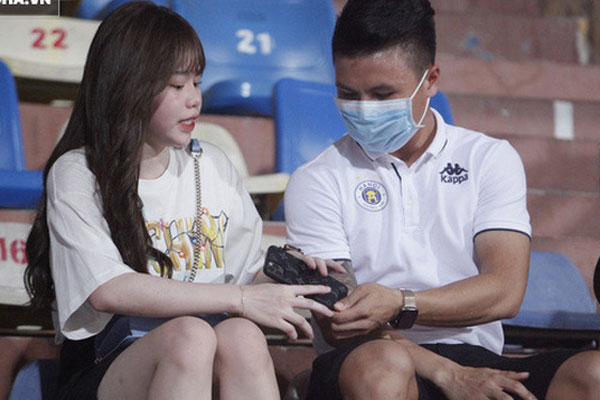 Sau scandal đâm Mẹc vào ngõ cụt, Quang Hải ra sân có vệ sĩ bảo vệ như sao hạng A-11