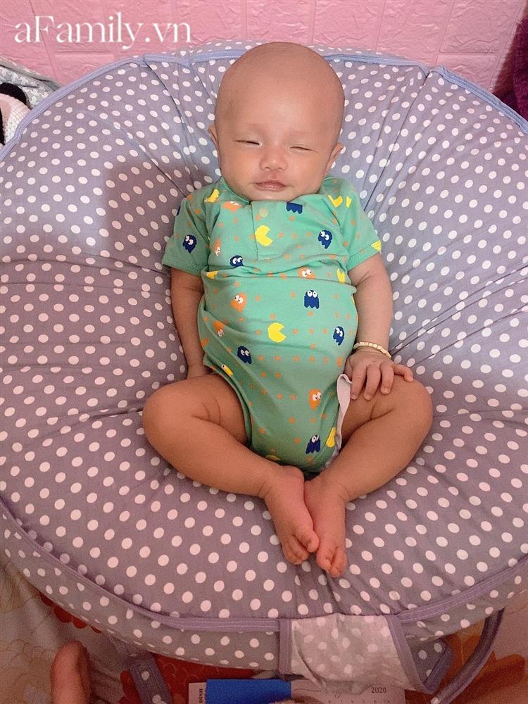 Vì dịch nên tóc và lông mày đi du lịch chưa về kịp, bé 2 tháng tuổi khiến các mẹ thích thú vì gương mặt siêu hài-5