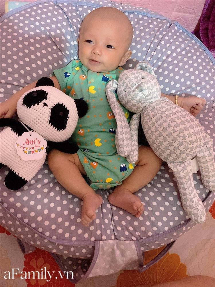 Vì dịch nên tóc và lông mày đi du lịch chưa về kịp, bé 2 tháng tuổi khiến các mẹ thích thú vì gương mặt siêu hài-6
