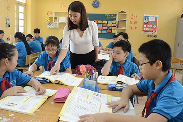 Học sinh tiểu học chính thức được miễn đóng học phí bắt đầu từ ngày 1/7, học sinh ngoài cơ sở công lập được hỗ trợ học phí-2