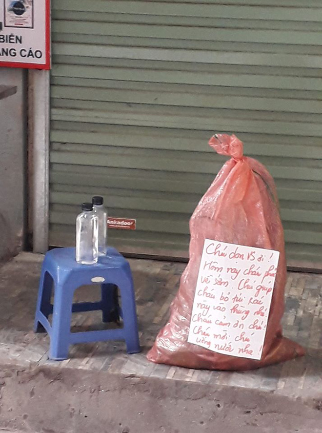 Tờ giấy dán trên bịch rác có nội dung khác biệt, đối tượng được gửi tới càng bất ngờ-1